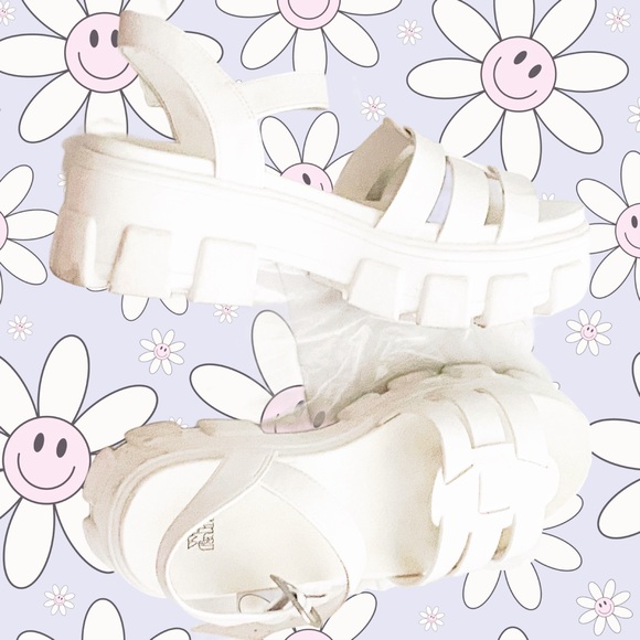 White Women’s Wild Fable Platforms - Picture 2 of 12